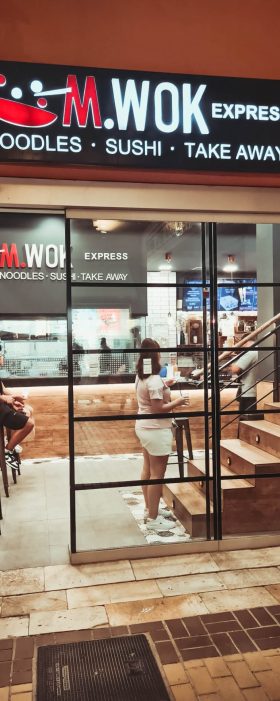 Restaurante de sushi y wok take away.Entrada Local M. WOK Express. Sobre Nosotros